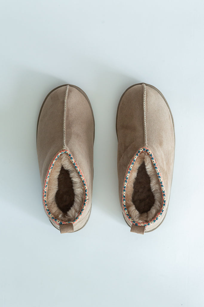 Agnes sheepskin slipper boots in pale beige – cosy handmade footwear that can be worn outside