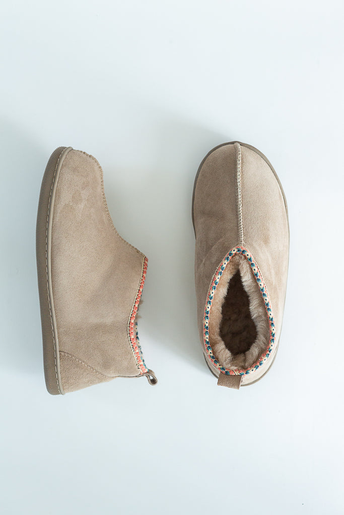 Agnes sheepskin slipper boots in pale beige – cosy handmade footwear that can be worn outside