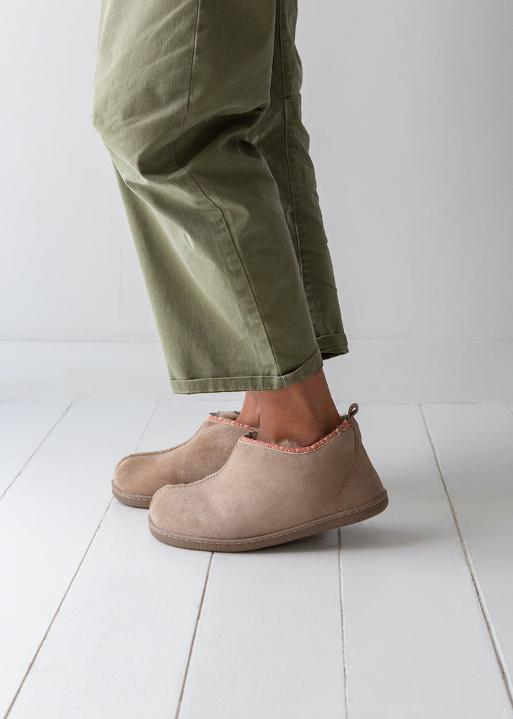 Agnes sheepskin slipper boots in pale beige – cosy handmade footwear that can be worn outside