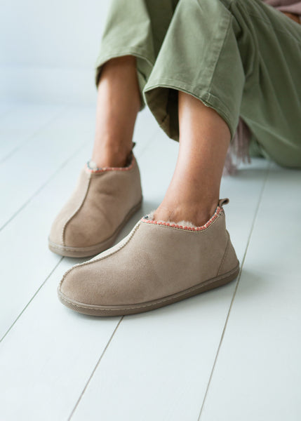 Agnes sheepskin slipper boots in pale beige – cosy handmade footwear that can be worn outside