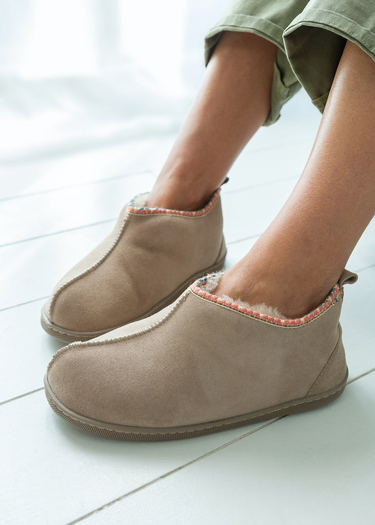 Agnes sheepskin slipper boots in pale beige – cosy handmade footwear that can be worn outside