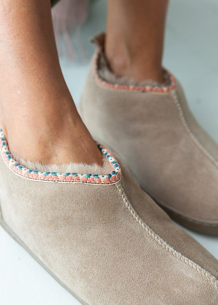 Agnes sheepskin slipper boots in pale beige – cosy handmade footwear that can be worn outside