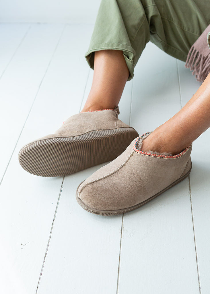 Agnes sheepskin slipper boots in pale beige – cosy handmade footwear that can be worn outside