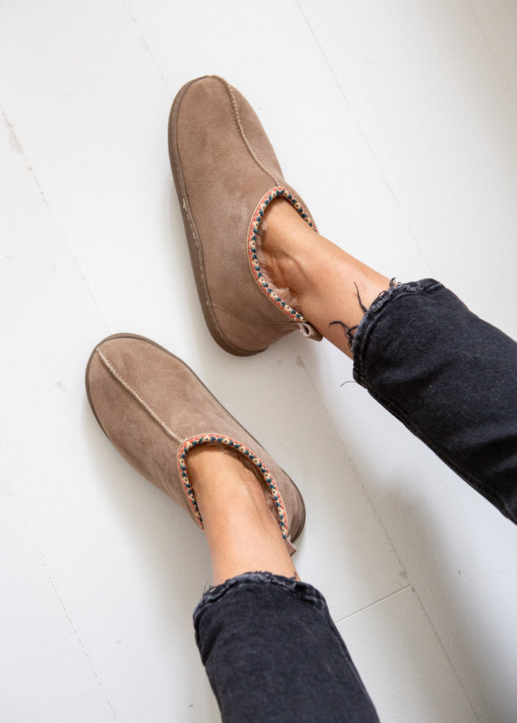 Agnes sheepskin slipper boots in pale beige – cosy handmade footwear that can be worn outside