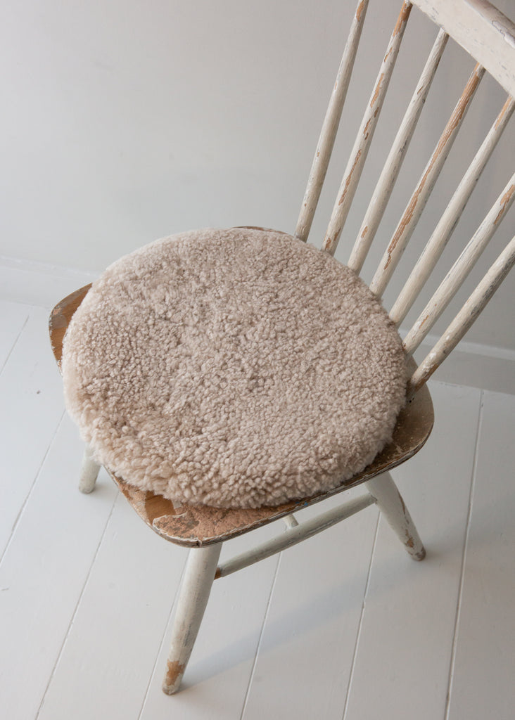 Natural sheepskin seat pad in soft oatmeal, with inner foam cushion and non-slip microfibre base