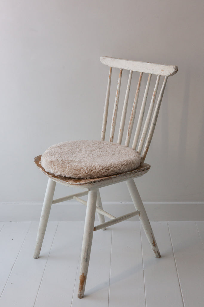 Natural sheepskin seat pad in soft oatmeal, with inner foam cushion and non-slip microfibre base
