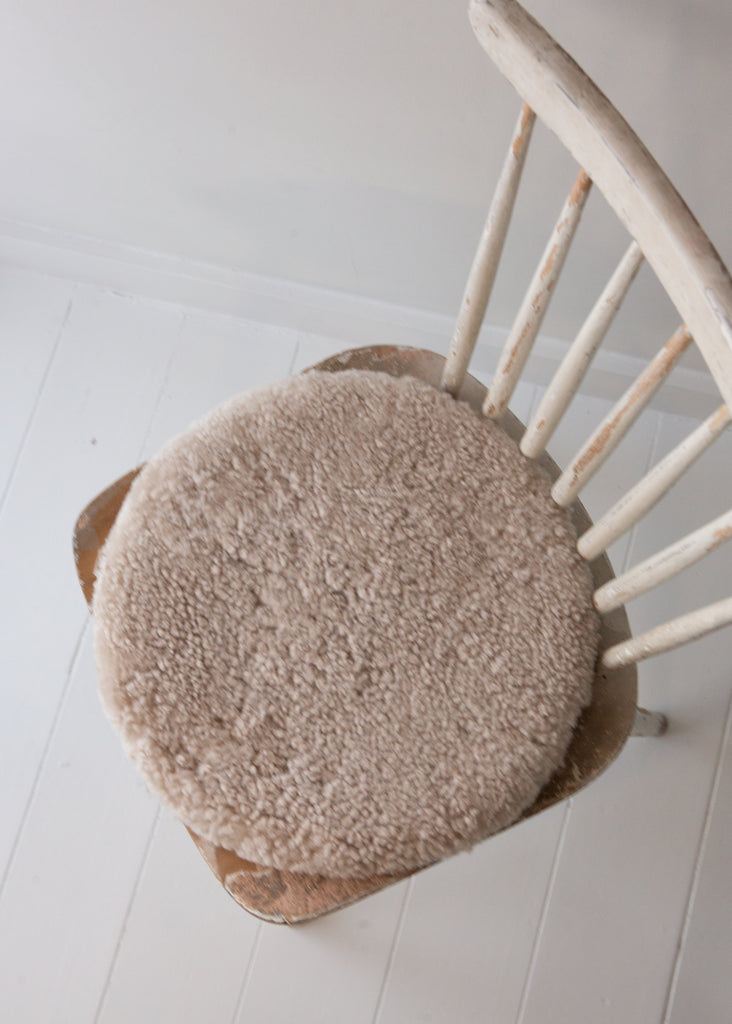 Natural sheepskin seat pad in soft oatmeal, with inner foam cushion and non-slip microfibre base